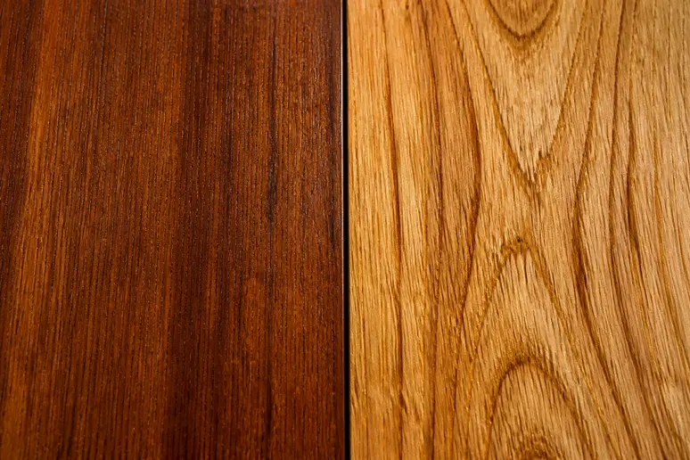 Gros plan comparatif montrant le grain et la couleur du teck et du chêne pour un meuble.