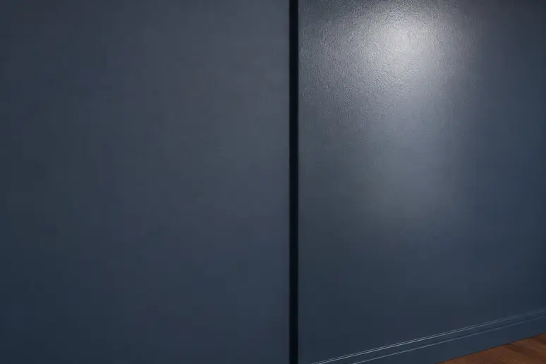 Comparaison de deux sections murales peintes : une finition mate profonde, une autre finition satinée avec léger reflet lumineux.