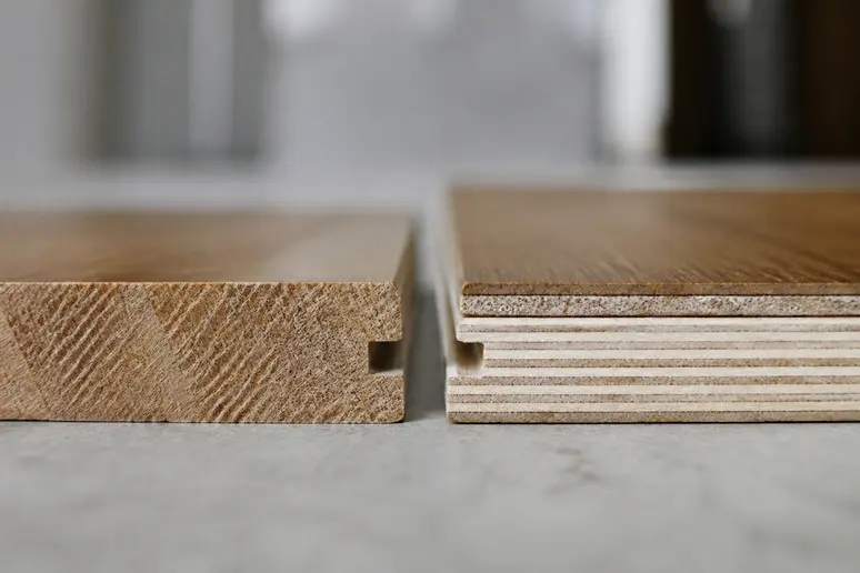 Coupe transversale montrant la structure d'un parquet massif et celle d'un parquet contrecollé avec son parement.