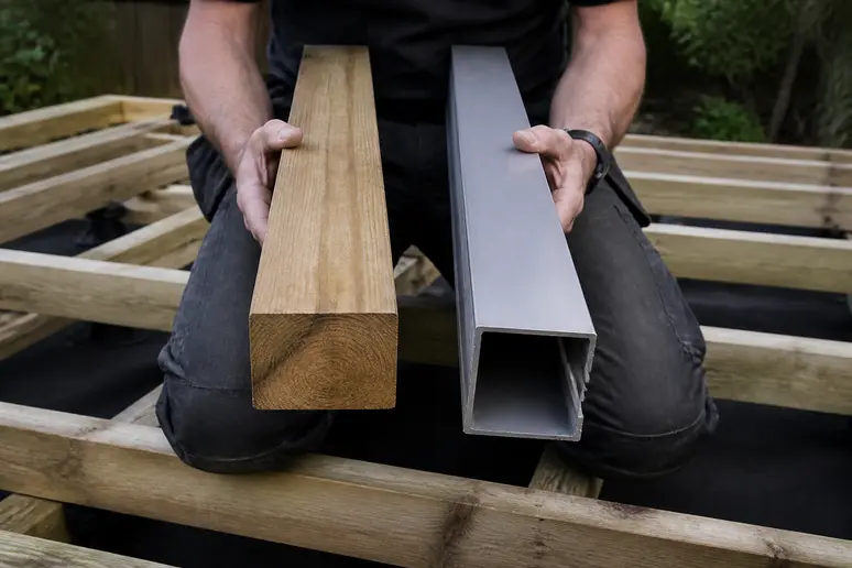Comparaison rapprochée de sections de lambourdes en bois traité et en aluminium.