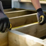 Pose du bois : ajustement de l'espacement des lambourdes de terrasse pour une structure solide.
