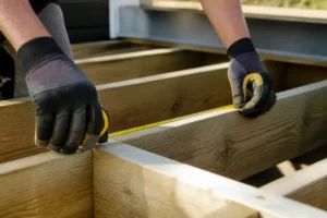 Pose du bois : ajustement de l'espacement des lambourdes de terrasse pour une structure solide.