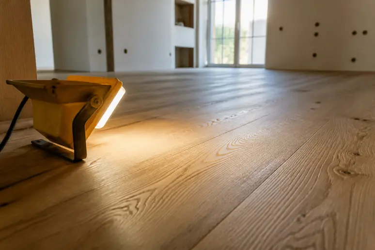Utilisation d'une lampe rasante sur les lames pour contrôler la surface avant la vitrification.